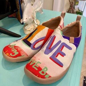 UIN women’s size 9 travel casual slip on shoes, brand new